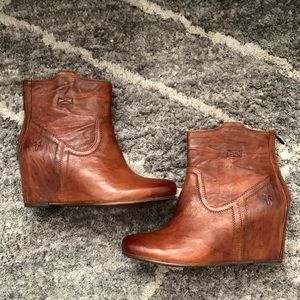 Frye 7.5M Women’s Carson Wedge Bootie, Cognac